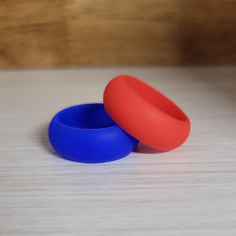 RED AND BLUE SILICONE RING SET, METAL FREE